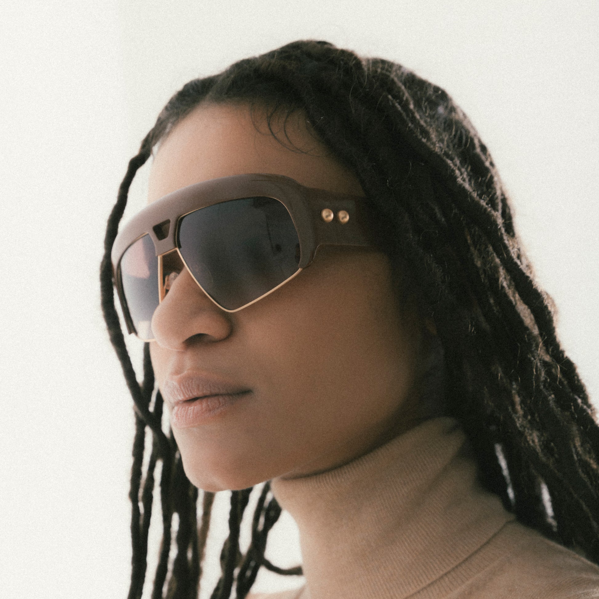 Brown oversized aviator sunglasses with acetate and metal frame – female model view from a soft side angle