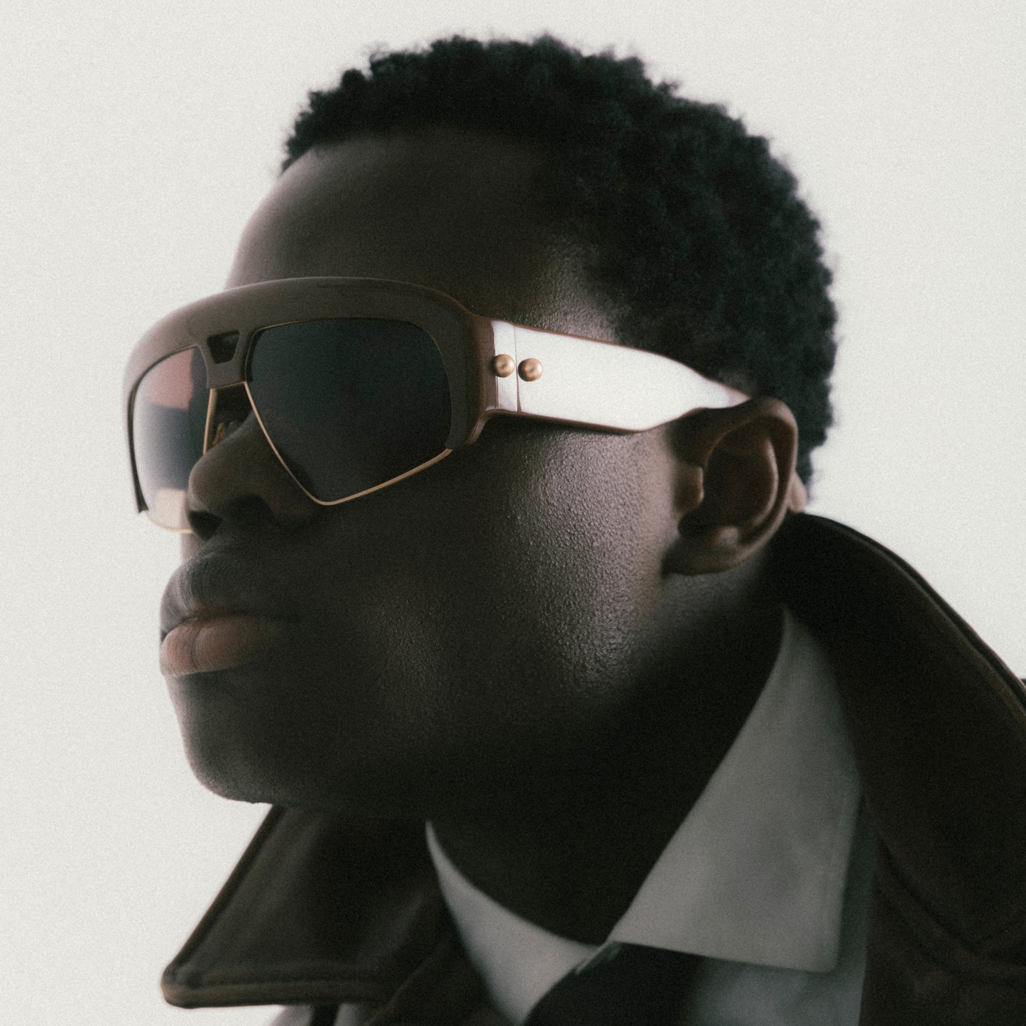 Brown oversized aviator sunglasses with acetate and metal frame – male model view from a soft side angle