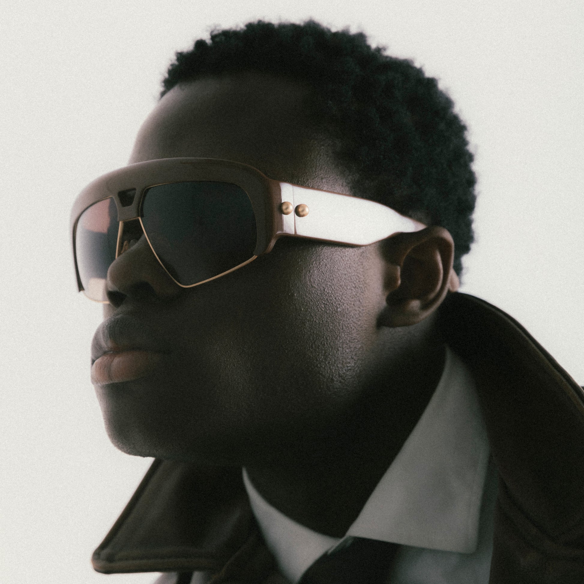 Brown oversized aviator sunglasses with acetate and metal frame – male model view from a soft side angle