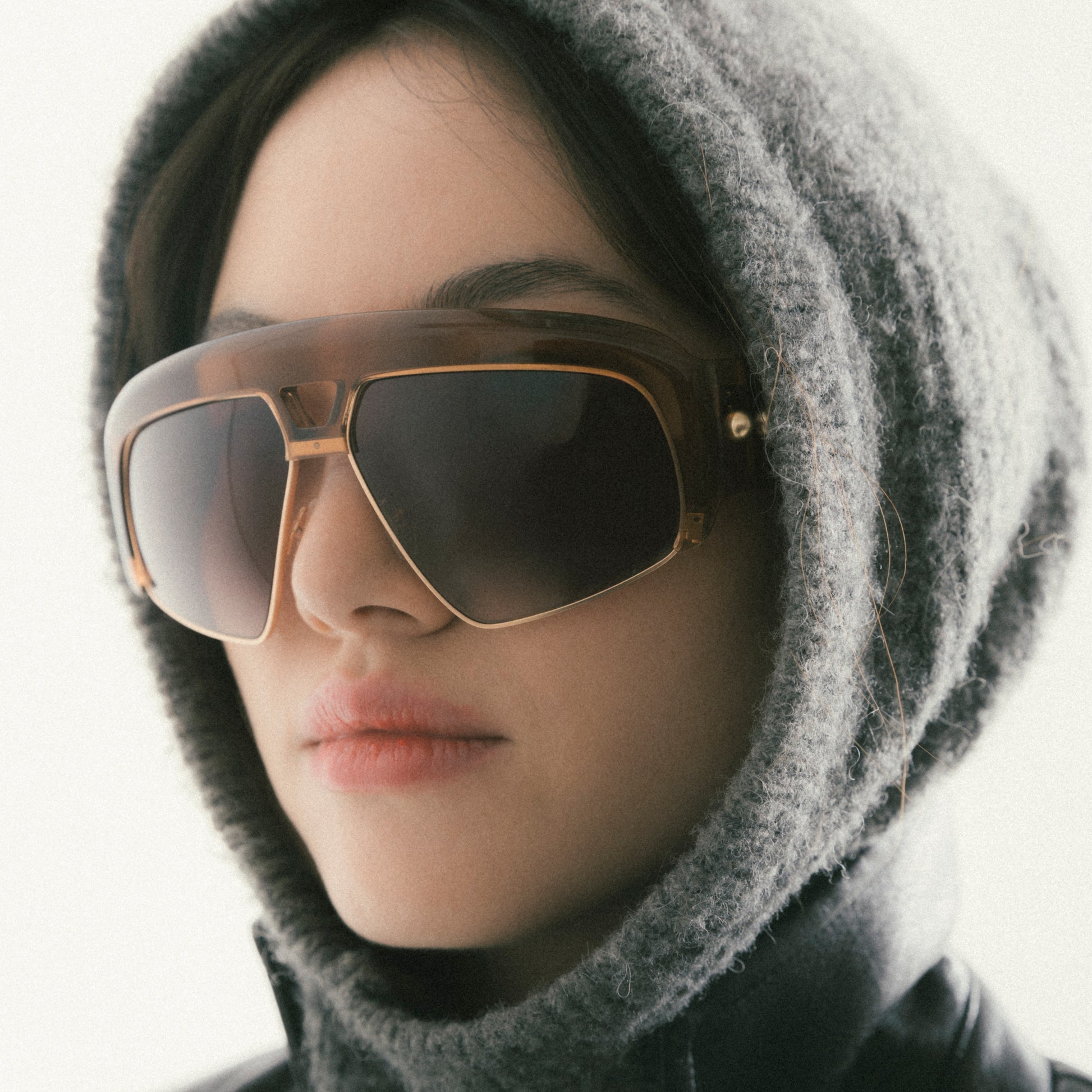Transparent brown oversized aviator sunglasses with acetate and metal frame – female model view from a soft side angle