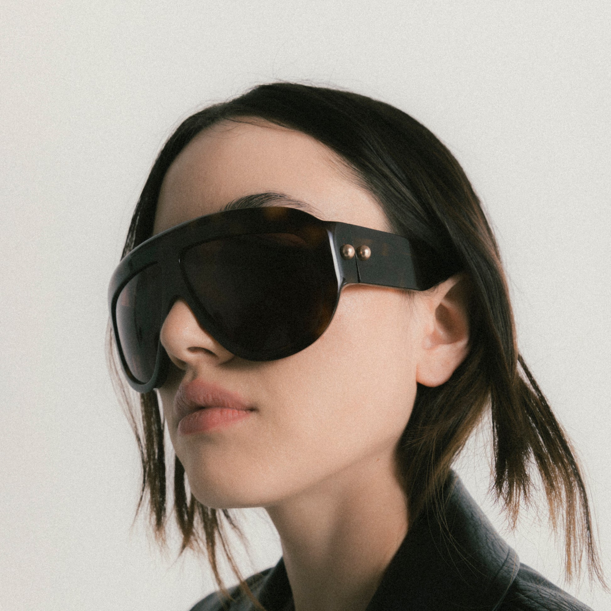 Tortoiseshell oversized aviator sunglasses with bold acetate frame – worn by female model