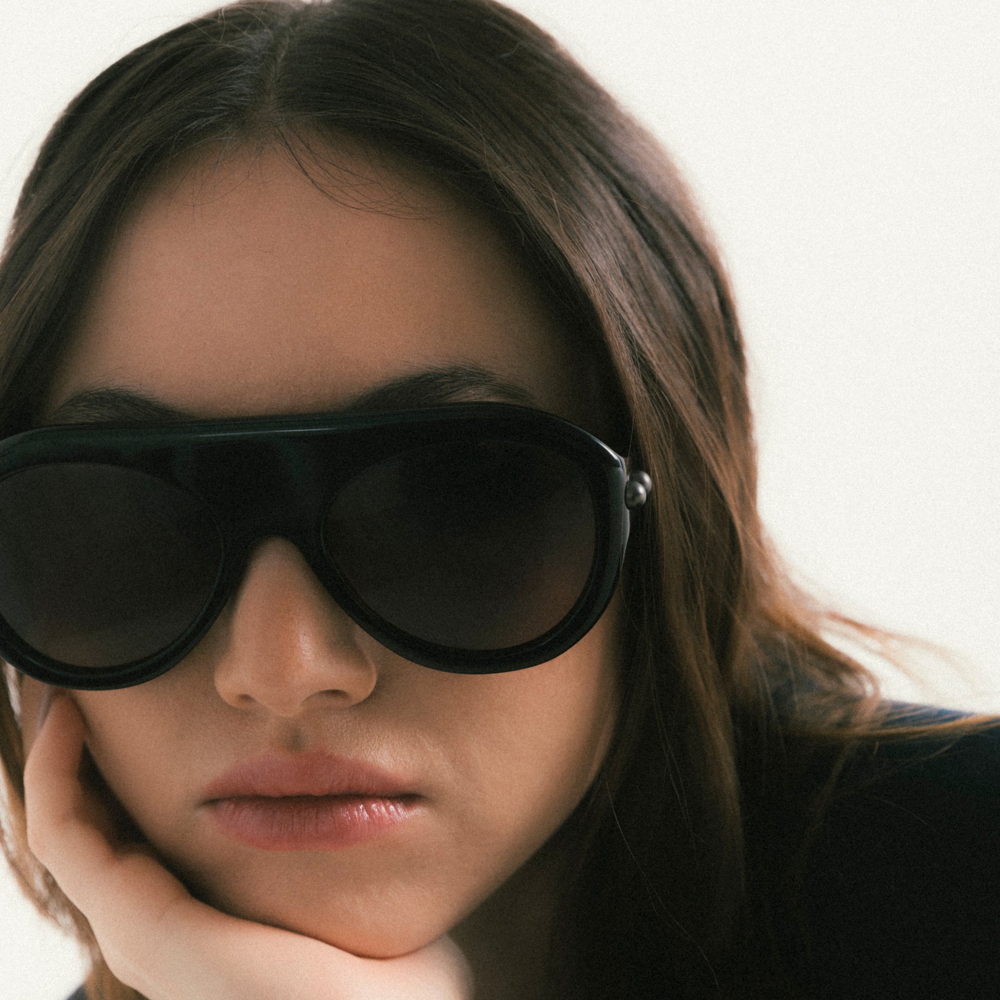 Black aviator sunglasses with acetate frame – worn by female model, front view portrait